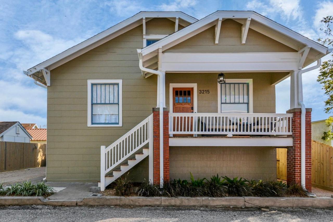 Coastal Craftsman- Walk To Beach & Pleasure Pier- As Seen On 'Restoring Galveston' Exteriör bild